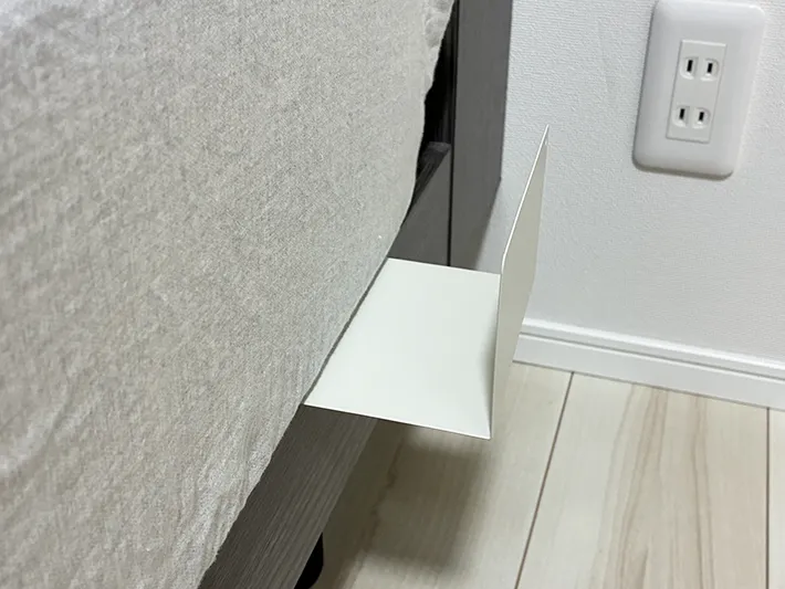 マットレスの下に差し込んだブックエンド（撮影：grapeライフハック編集部）