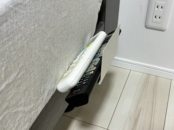 マットレスの下に差し込んだブックエンドに立てかけたリモコン（撮影：grapeライフハック編集部）