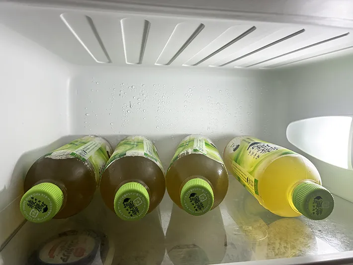 冷蔵庫に入れた4本のペットボトル（撮影：grapeライフハック編集部）