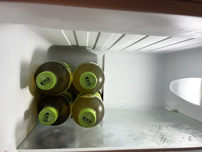 ブックエンドで収納されたペットボトル（撮影：grapeライフハック編集部）