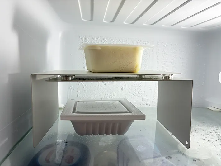 ブックエンドで収納した納豆や豆腐（撮影：grapeライフハック編集部）