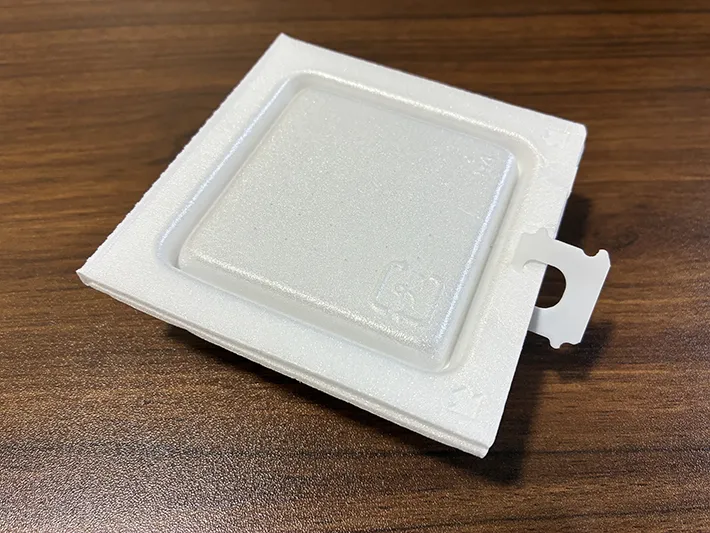 パンの留め具で固定された納豆（撮影：grapeライフハック編集部）