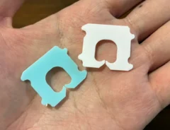 手のひらに乗せた2個のパンの留め具（撮影：grapeライフハック編集部）