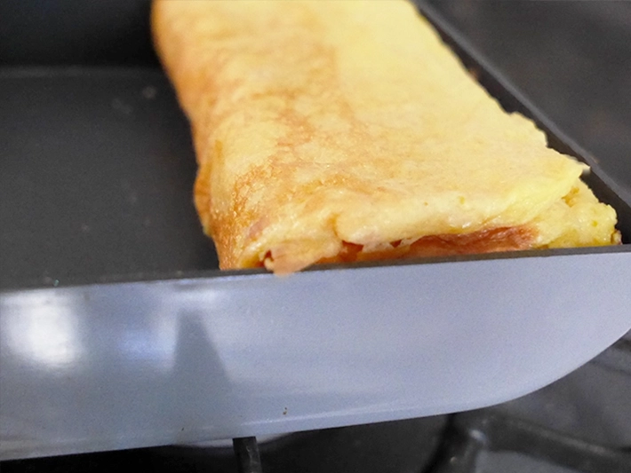 パン粉でボリュームアップした玉子焼き（撮影：grapeフード編集部）