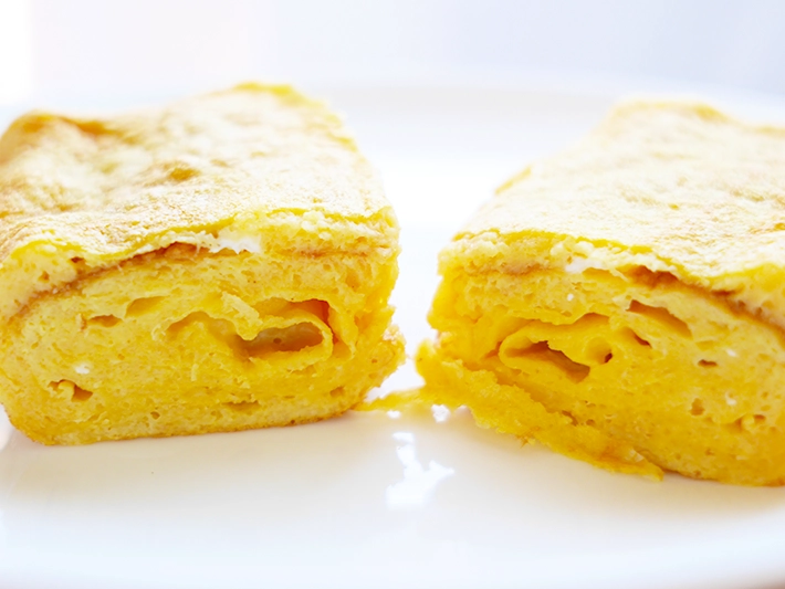 パン粉でボリュームアップした玉子焼き（撮影：grapeフード編集部）