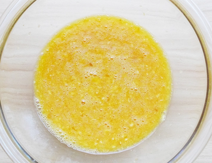 パン粉を入れた卵液（撮影：grapeフード編集部）