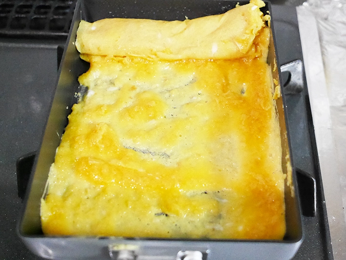 パン粉を入れた卵液を巻いていく（撮影：grapeフード編集部）