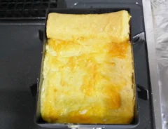 パン粉を入れた卵液を巻いていく（撮影：grapeフード編集部）
