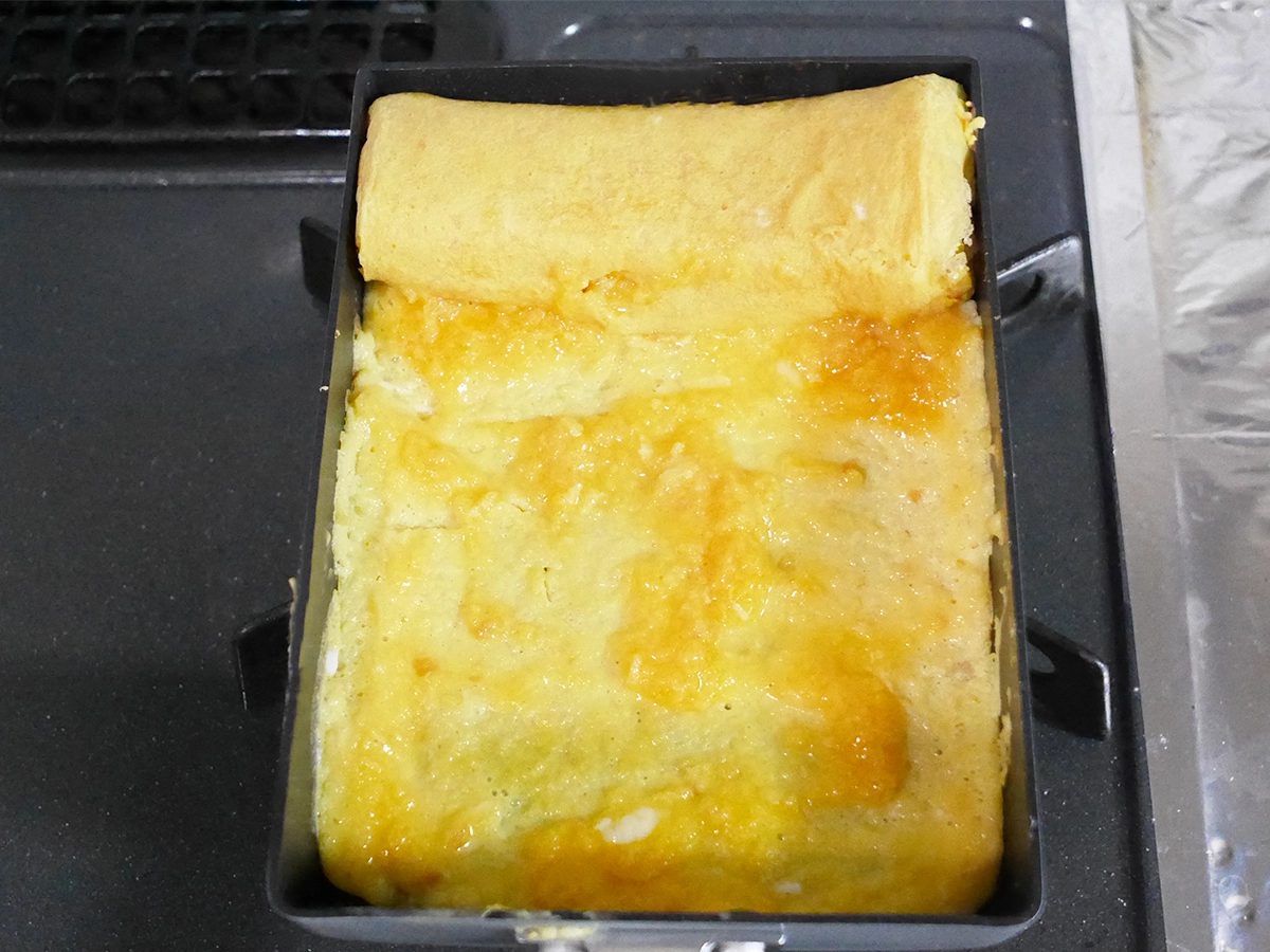 パン粉を入れた卵液を巻いていく（撮影：grapeフード編集部）