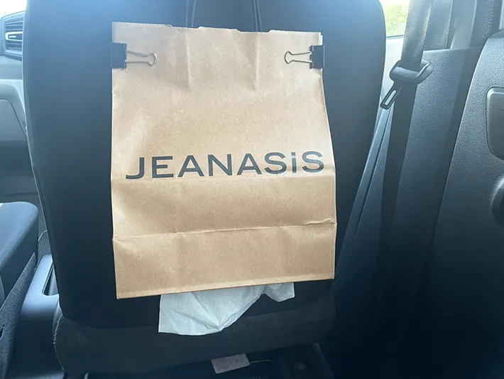 紙袋ティッシュケースを車に設置した写真（撮影：grapeライフハック編集部）