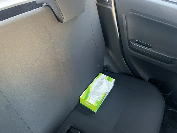 車に置いたティッシュの写真（撮影：grapeライフハック編集部）