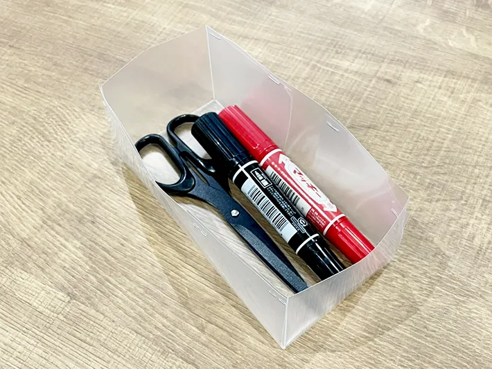 クリアファイルで作った箱に文房具を入れる写真（撮影：grapeライフハック編集部）