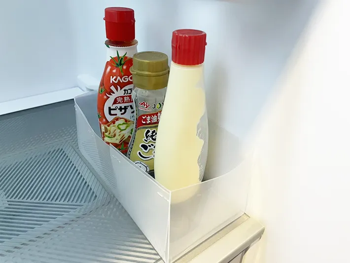 クリアファイルで作った箱に調味料を入れる写真（撮影：grapeライフハック編集部）