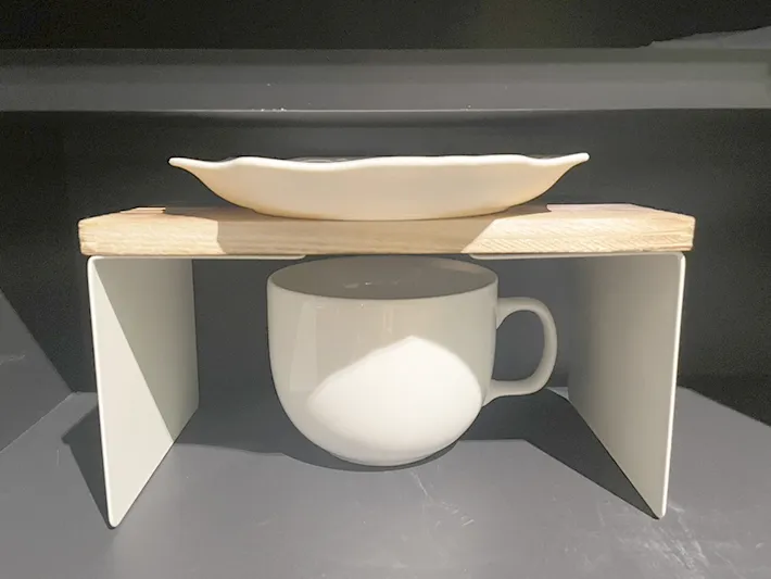 手作り棚に食器を並べた写真（撮影：grapeライフハック編集部）