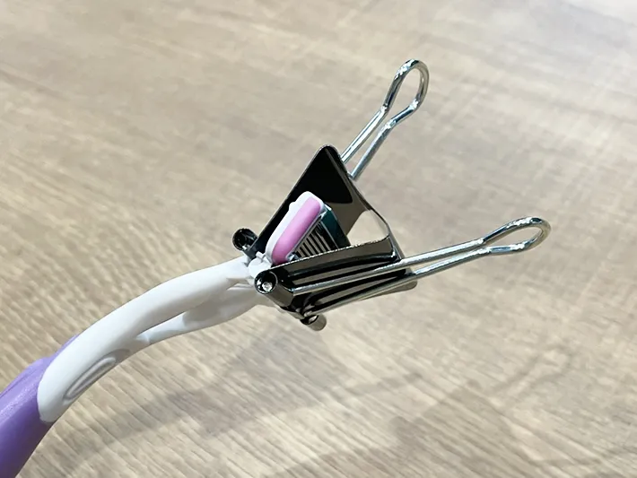 ダブルクリップをカミソリにつけた写真（撮影：grapeライフハック編集部）