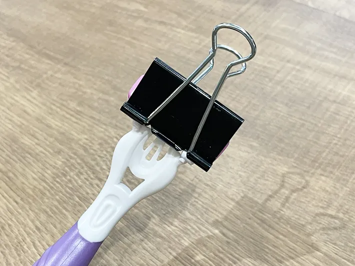 ダブルクリップをカミソリにつけた写真の正面（撮影：grapeライフハック編集部）