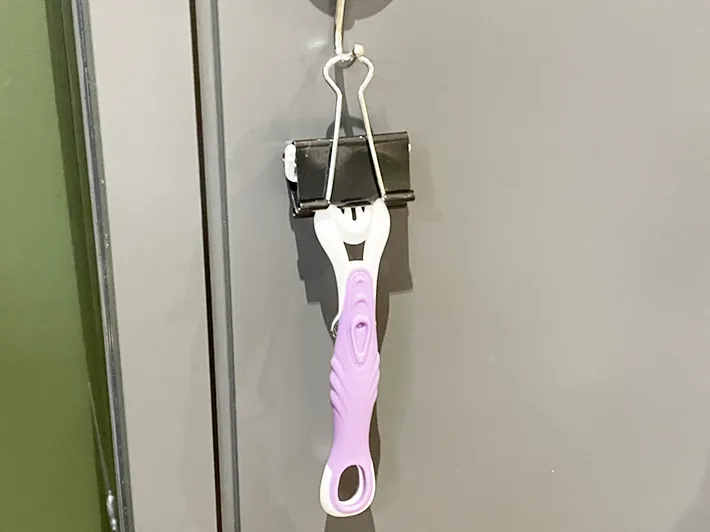 ダブルクリップをつけたカミソリをフックにかけた写真（撮影：grapeライフハック編集部）