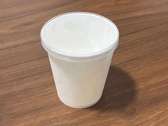 プリングルズの蓋をはめた紙コップ（撮影：grapeライフハック編集部）