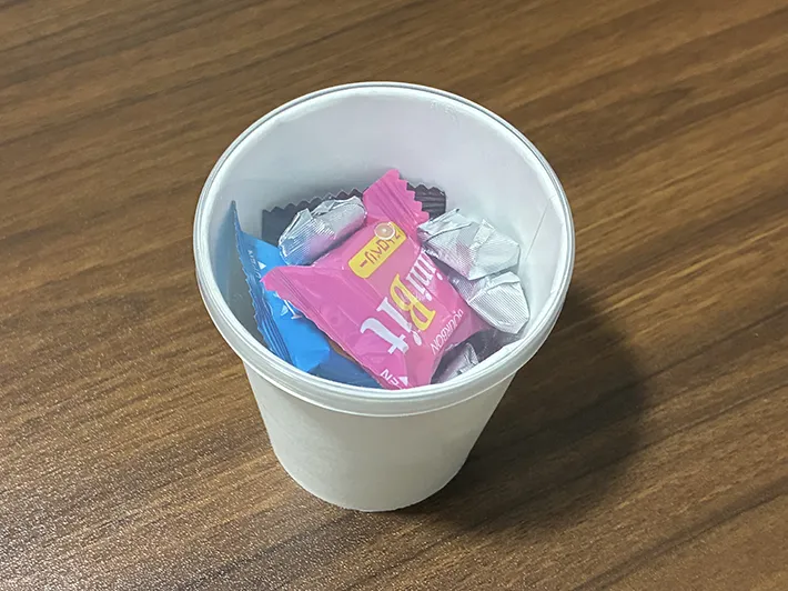 チョコレートやガムが入った紙コップ（撮影：grapeライフハック編集部）