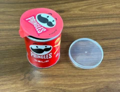 机に置かれたプリングルズの容器と蓋（撮影：grapeライフハック編集部）
