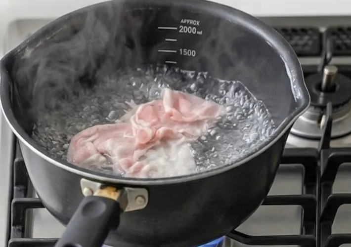 豚肉をゆでる写真