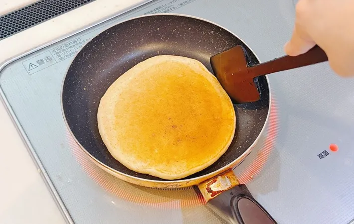 『フライパンでホットケーキ』を作る写真（撮影：キジカク）