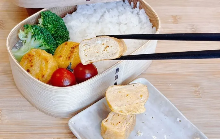 『お弁当におかずを詰めている』写真（撮影：キジカク）