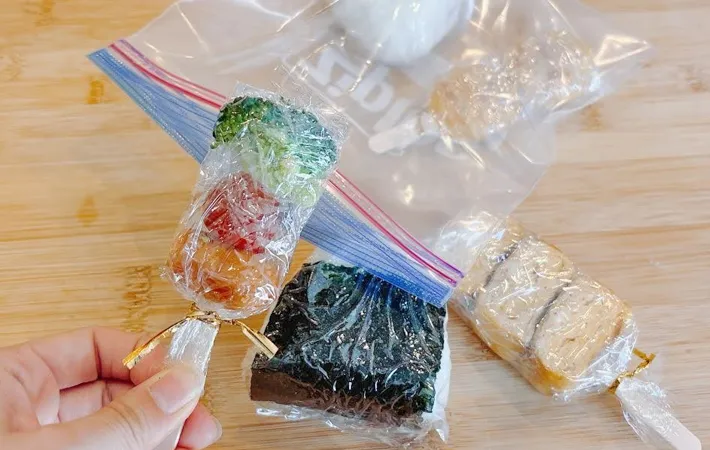 『ラップに包んだおかず』の写真（撮影：キジカク）