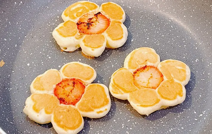 『お花パンケーキ』を作る写真（撮影：キジカク）