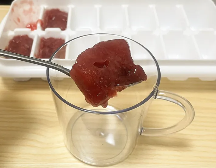 凍ったジャムを取り出した写真（撮影：grapeフード編集部）