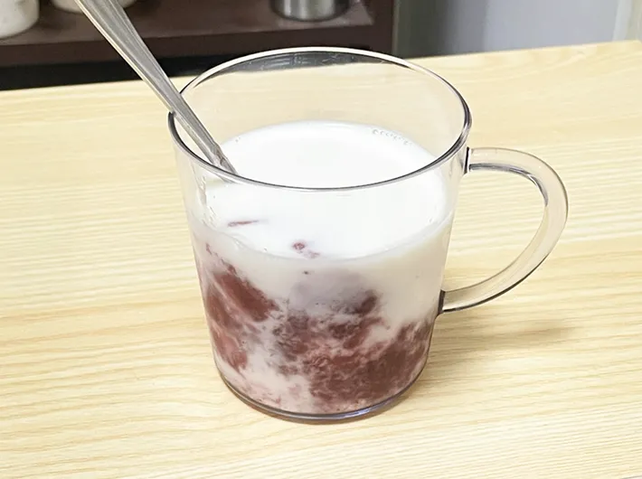 凍らせたジャムと牛乳を注いだコップの写真（撮影：grapeフード編集部）