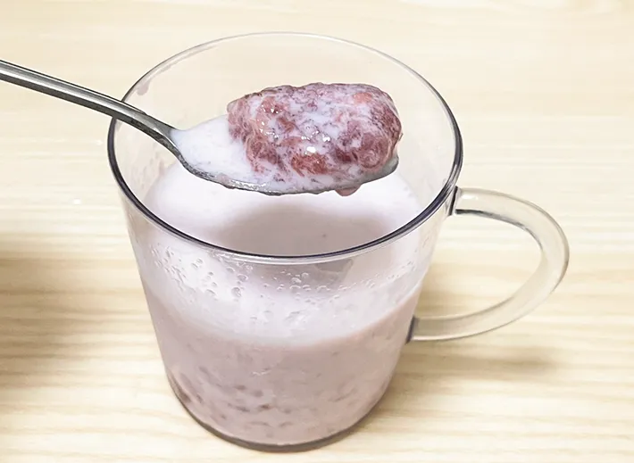 凍ったジャムで作った『イチゴミルク』を飲む写真（撮影：grapeフード編集部）