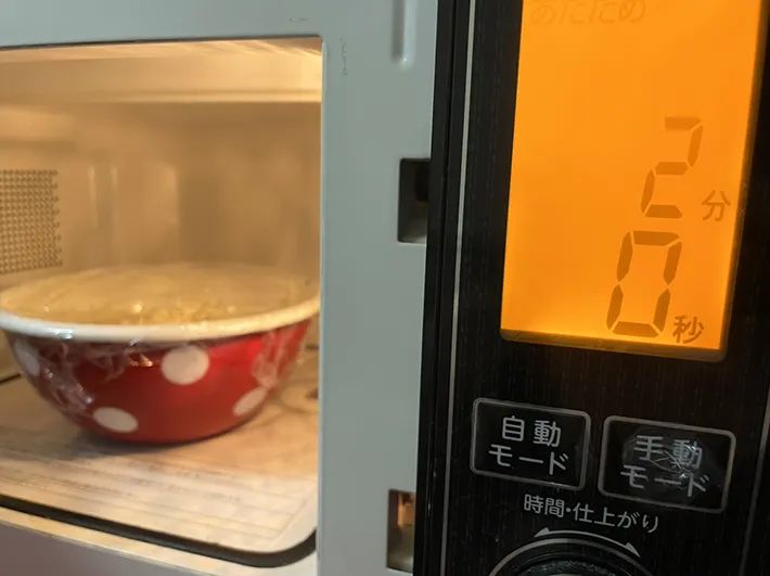 電子レンジでボウルを加熱する写真（撮影：grapeフード編集部）