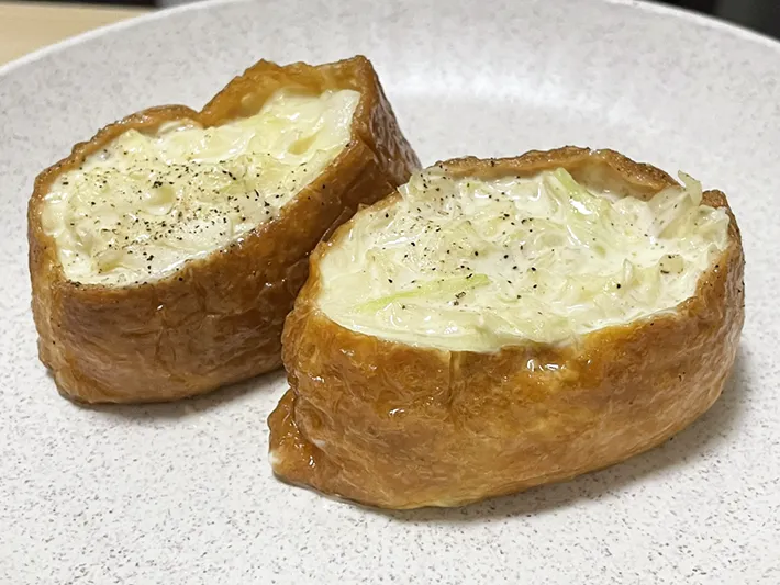 キャベツの千切りを詰めたお揚げの写真（撮影：grapeフード編集部）