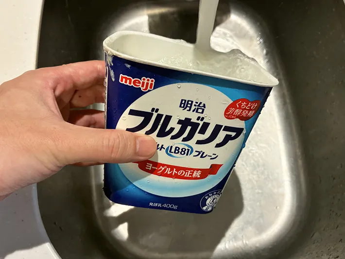 明治ブルガリアヨーグルトの空き容器を洗う場面（撮影：grapeライフハック編集部）