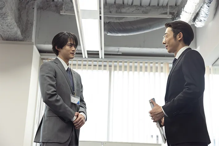 『リボーン ～最後のヒーロー～』に出演する高橋一生さんと鈴鹿央士さんが写る場面写真