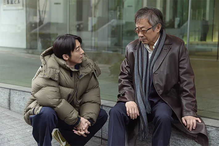 『リボーン ～最後のヒーロー～』に出演する高橋一生さんと松尾貴史さんが写る場面写真