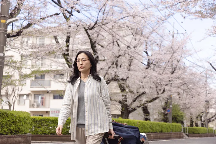 『リボーン ～最後のヒーロー～』に出演する宗清万里子さんが写る場面写真