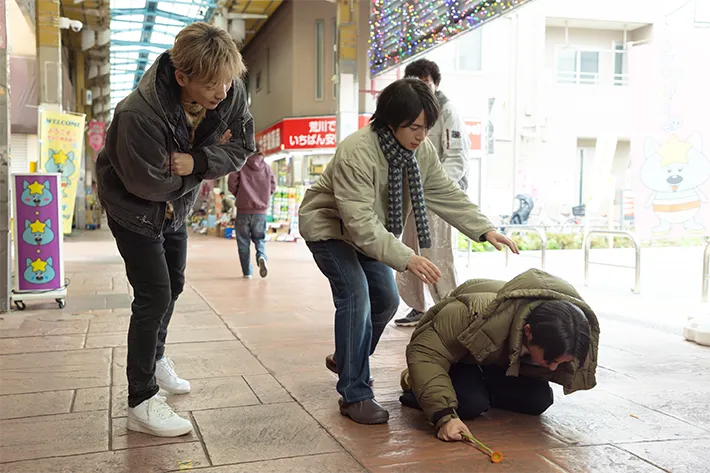『リボーン ～最後のヒーロー～』に出演する高橋一生さんと村井良太さんが写る場面写真