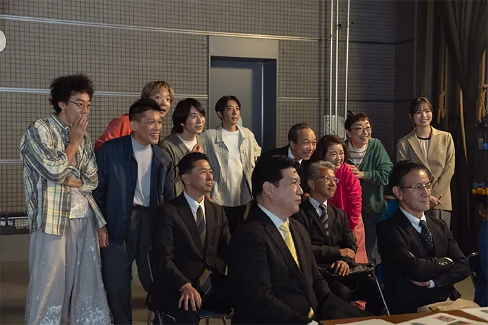 『リボーン ～最後のヒーロー～』に出演する高橋一生さんと小日向文世さんが写る場面写真