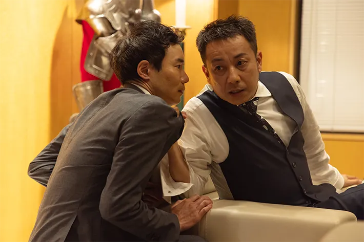 『リボーン ～最後のヒーロー～』に出演する坪倉由幸さんが写る場面写真