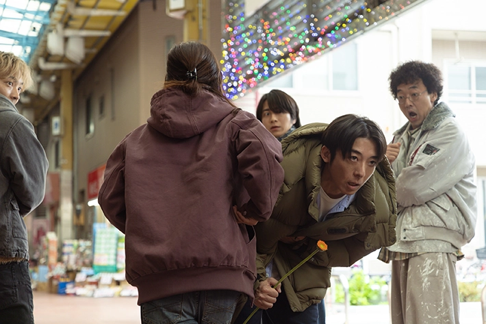 『リボーン ～最後のヒーロー～』に出演する高橋一生さんが写る場面写真