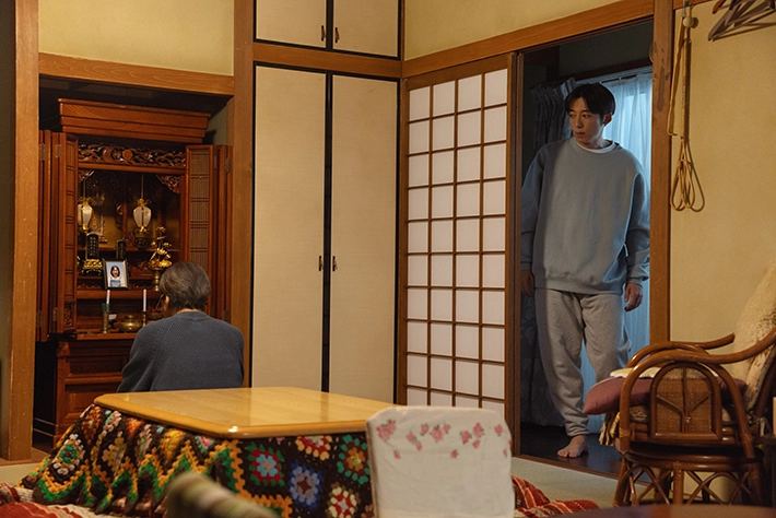 『リボーン ～最後のヒーロー～』に出演する高橋一生さんが写る場面写真