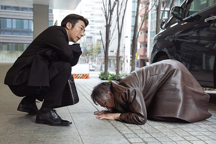 『リボーン ～最後のヒーロー～』に出演する高橋一生さんが写る場面写真