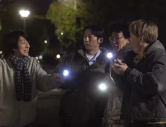 『リボーン ～最後のヒーロー～』に出演する高橋一生さんと村井良太さんが写る場面写真