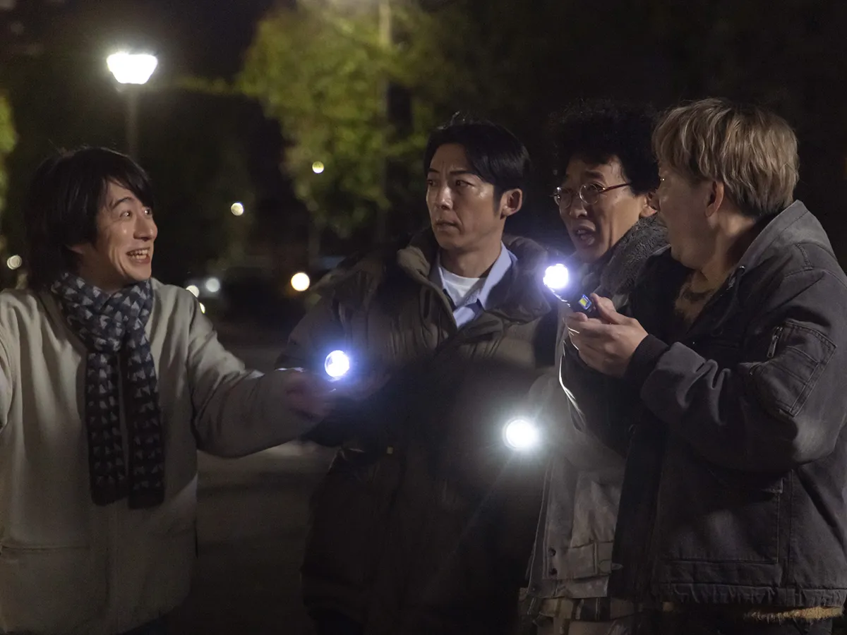 『リボーン ～最後のヒーロー～』に出演する高橋一生さんと村井良太さんが写る場面写真