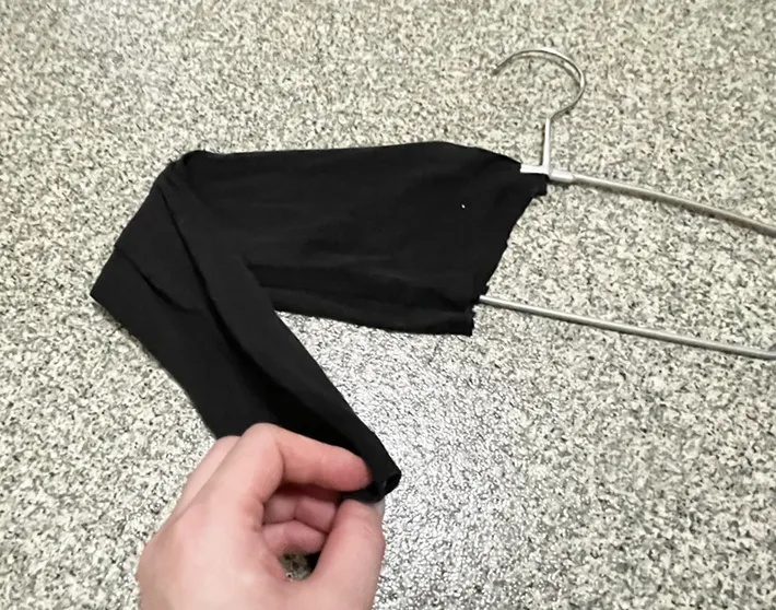 切った袖をハンガーに被せる写真（撮影：grapeライフハック編集部）