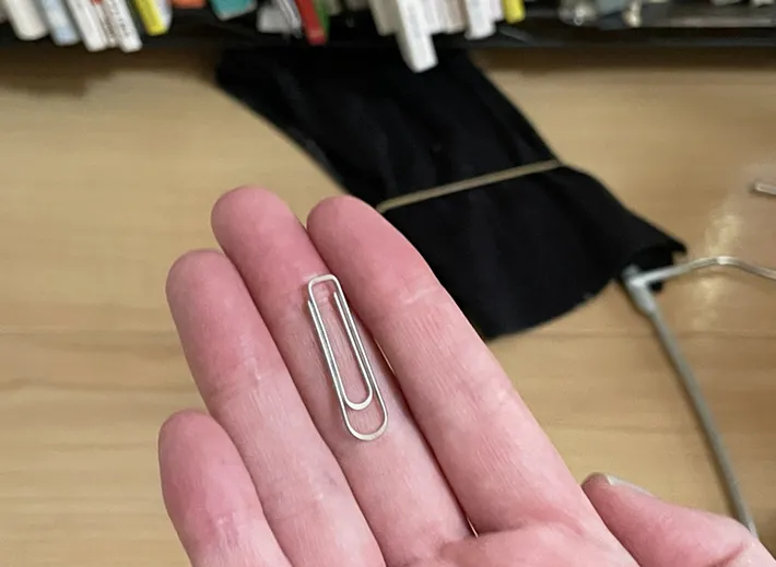 本棚の下から出てきたゼムクリップの写真（撮影：grapeライフハック編集部）