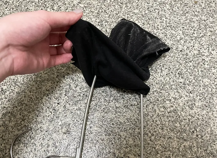 ハンガーにつけた袖をひっくり返す写真（撮影：grapeライフハック編集部）