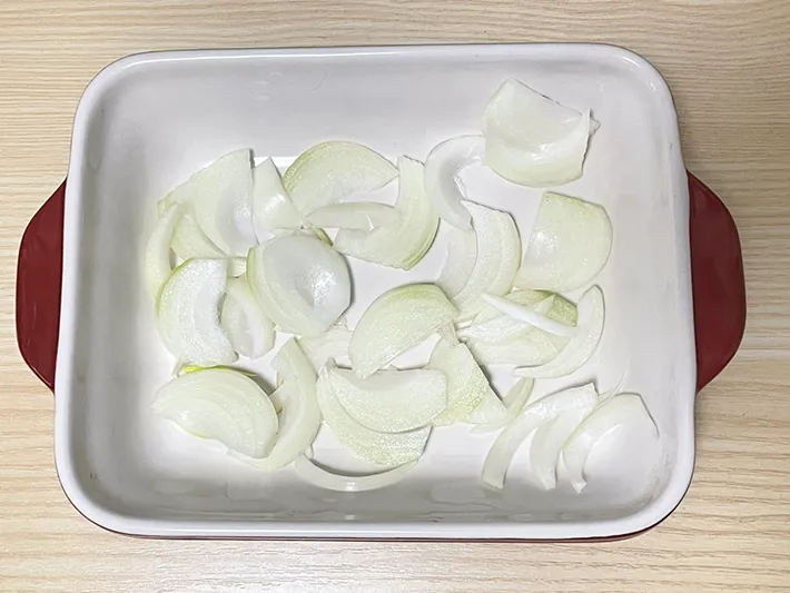 皿に並べたタマネギの薄切りの写真（撮影：grapeフード編集部）